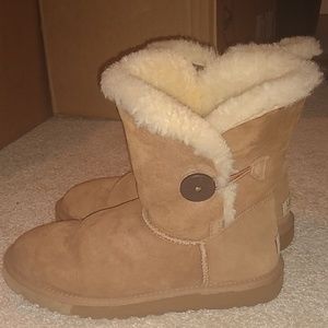 Short tan Uggs